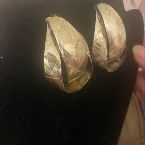 Free w/ bundle purchase Vintage Etched Silver tone Earrings - Picture 5 of 10